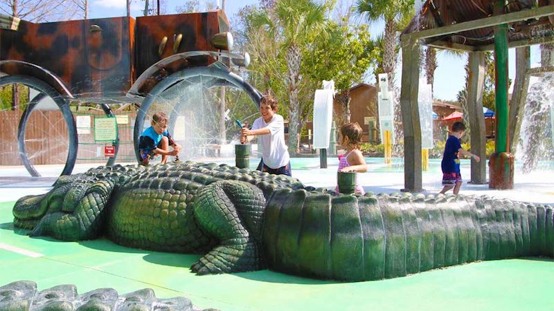 Crianças brincando no Gatorland em Orlando