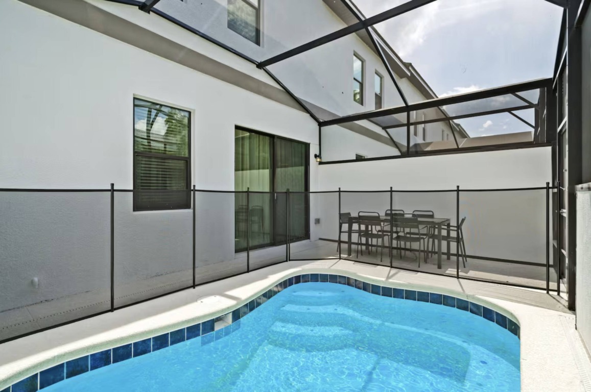 Piscina de casa no condomínio Paradiso Grande