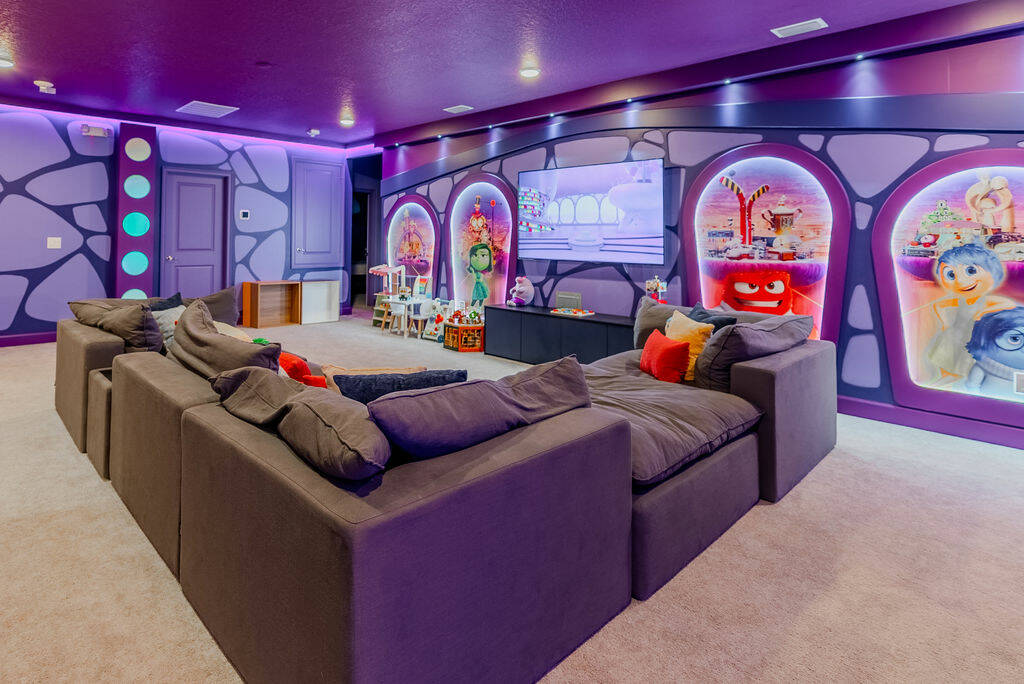 Sala Divertidamente de casa de 15 quartos no Paradiso Grande