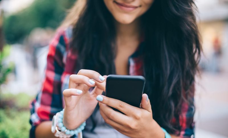 Menina usando o celular